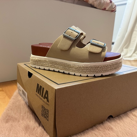 MIA Platform Slide Sandal - Picture 5 of 5